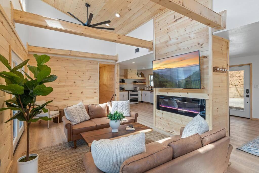 גטלינבורג New! Modern Cabin With Two Decks, Bar & Game Room! מראה חיצוני תמונה