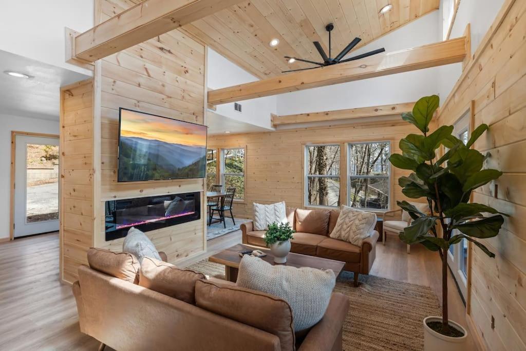 גטלינבורג New! Modern Cabin With Two Decks, Bar & Game Room! מראה חיצוני תמונה
