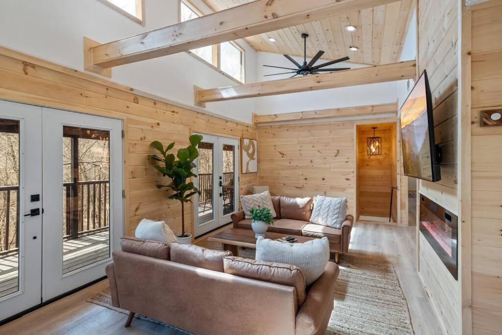 גטלינבורג New! Modern Cabin With Two Decks, Bar & Game Room! מראה חיצוני תמונה