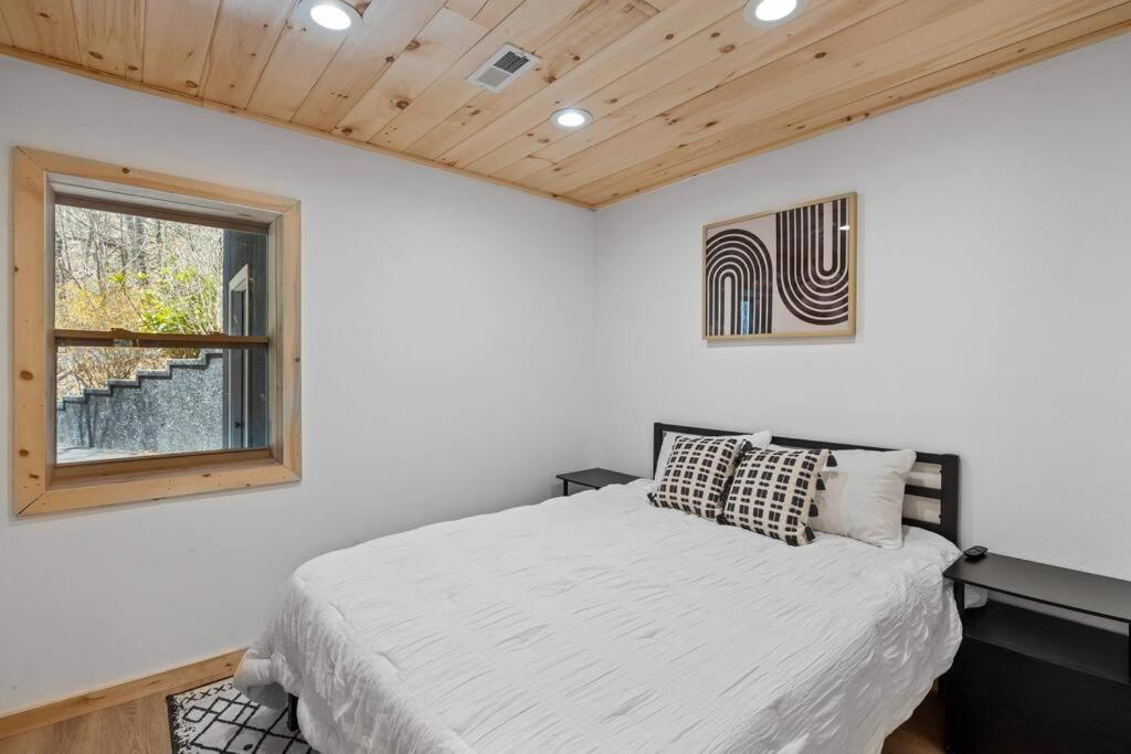 גטלינבורג New! Modern Cabin With Two Decks, Bar & Game Room! מראה חיצוני תמונה